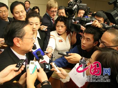 发布会完成后李毅中接受采访。(图片来源：中国网)